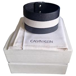 Calvin Klein Bracciale Manchette in Pelle Bianco e Nero
