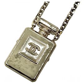 Lunga collana da donna Chanel con motivo profumo