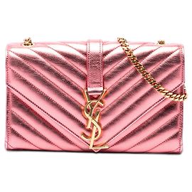 Borsa bustina monogram Saint Laurent in pelle di vitello metallizzata rosa con motivo chevron, piccola