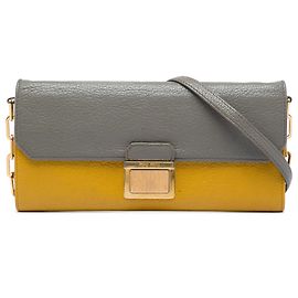 Miu Miu Wallet on Chain aus zweifarbigem gelbem Ziegenleder Madras