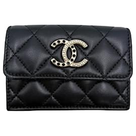 Portafoglio Chanel nero con strass e perle a tre pieghe