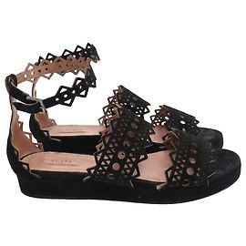 Alaïa Laser Cut Open Toe Flache Sandalen aus schwarzem Wildleder