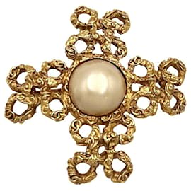 Broche Chanel com detalhes de pérolas artificiais