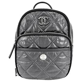 Chanel Matelassé Rucksack für Damen in Grau