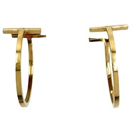 Orecchini a cerchio T Wire in oro giallo 18K di Tiffany & Co.