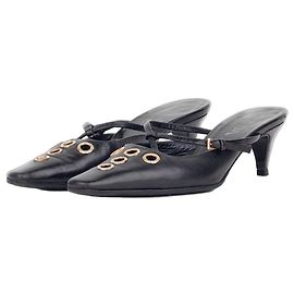 Mules Prada anni 2000 con punta quadrata, occhielli e tacco kitten