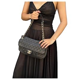 Borsa a tracolla Chanel Classic Jumbo in pelle trapuntata nera