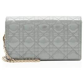 Cartera Lady Dior Cannage en piel charol con cadena