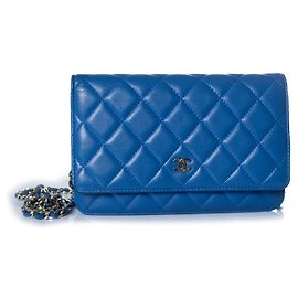 Chanel, monedero con cadena azul