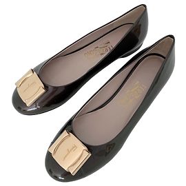 Salvatore Ferragamo Bailarinas Vara en piel charol