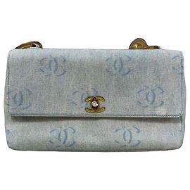 Borsa a patta Chanel in denim con stampa CC azzurro chiaro