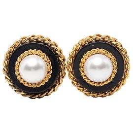 Orecchini a clip Chanel Gold in resina dorata e perle sintetiche con catena e disco