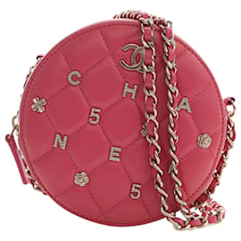 Clutch rotonda Chanel Pink CC in agnello trapuntato con charm e catena