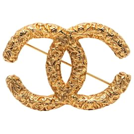 Spilla Chanel Gold CC placcata oro con rilievo barocco