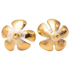 Orecchini a lobo Chanel Gold CC placcati oro con fiore in finta perla e chiusura a pressione