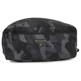 Pochette a mano in nylon nero e pelle Prada