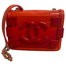 Bolso Chanel Boy Lego Brick Flap en piel de charol acolchado y plexiglás rojo