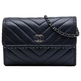 Portafoglio con catena Chanel Blue CC Chevron in agnello borchiato