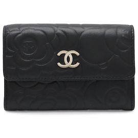 Portacarte Chanel in pelle nera con logo CC in rilievo e camelia