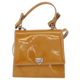 Salvatore Ferragamo Gancini in pelle lucida