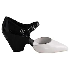Escarpins Chanel en cuir noir taille 35.5