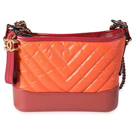 Piccola borsa hobo Gabrielle Chanel in pelle di vitello invecchiata chevron arancione e rossa