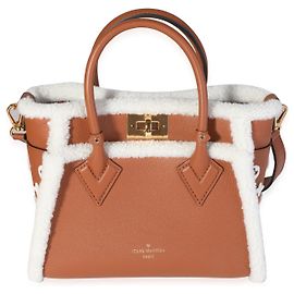 Louis Vuitton On My Side PM in pelle di vitello color caramello e shearling