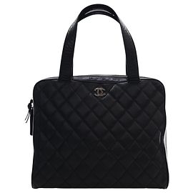 Bolsa Bowler Chanel Black CC Quilted Caviar