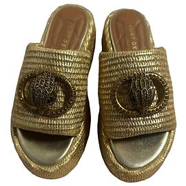 Kurt Geiger Sandali dorati con decorazione