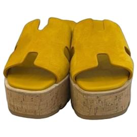 Hermès Sandali con zeppa in scamosciato giallo