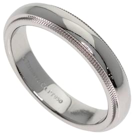 Anillo de alianza Tiffany & Co. en platino con milgrain
