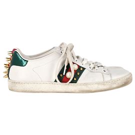 Sneakers New Ace di Gucci in pelle bianca con decorazioni in finta perla
