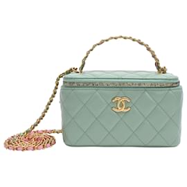 Chanel gestepptes kleines Vanity Case mit Griff und Kette aus hellgrünem Leder