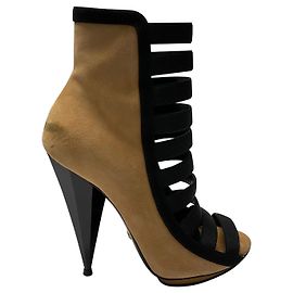 Stivaletti Gucci Olimpia con cinturino elastico 130 in scamosciato marrone