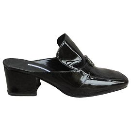 Mules Dorateymur en cuir verni noir à boucle