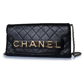 Chanel, Clutch con patta e logo a catena