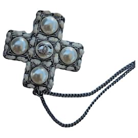Collana con pendente a croce Chanel perle e logo CC