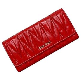 Cartera larga de cuero rojo Matelasse Miu Miu