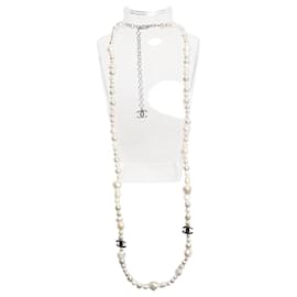 Chanel Weiße CC Kunstperlenkette