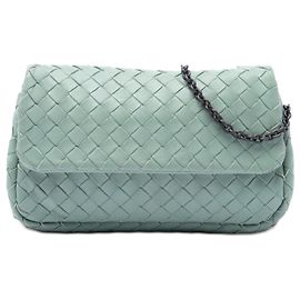 Bottega Veneta Mini Crossbody-Tasche mit Klappe und expandierbarer Kette aus grünem Nappa Intrecciato