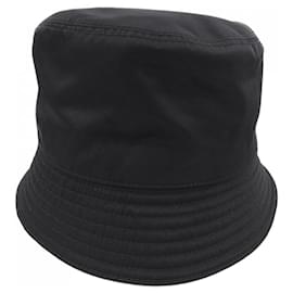 Cappello in Re-Nylon con logo triangolo Prada