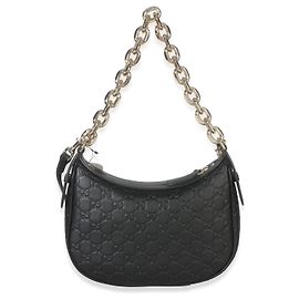 Gucci Arabella Halbmond Schultertasche aus schwarzem geprägtem Kalbsleder mit GG-Logo