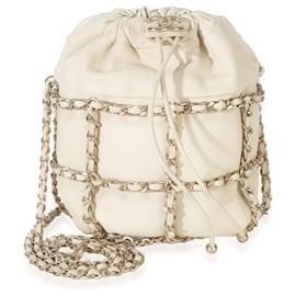 Borsa bucket Chanel in agnello bianco con chiusura a coulaccio e struttura con catena