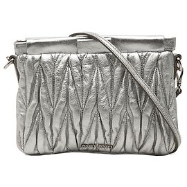 Clutch con struttura in nappa metallizzato matelassé argento Miu Miu con tracolla