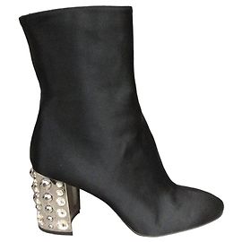 Sebastian Schwarze Satin-Stiefeletten mit strassbesetzten Absätzen und silbernen Nieten