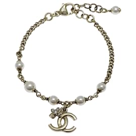 Bracciale charm Coco Mark di Chanel in perle sintetiche