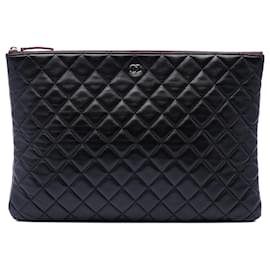 Clutch O Case in agnello trapuntato nero Large di Chanel