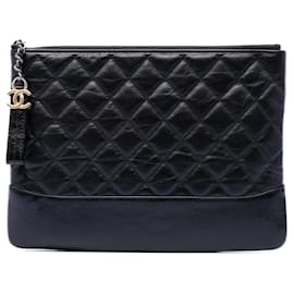 Clutch Chanel Gabrielle O Case in pelle di vitello invecchiata trapuntata nera media