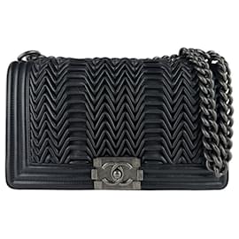 Borsa a tracolla Chanel Boy in pelle nera
