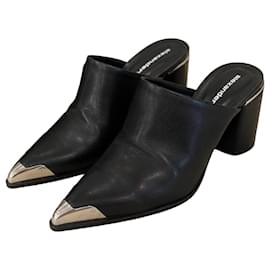 Mule Alexander Wang in pelle nera con punta in metallo